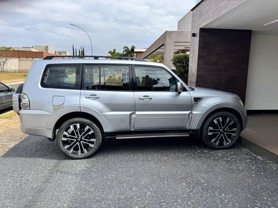 MITSUBISHI PAJERO FULL 3.2 HPE 4X4 16V TURBO INTERCOOLER DIESEL 4P AUTOMÁTICO